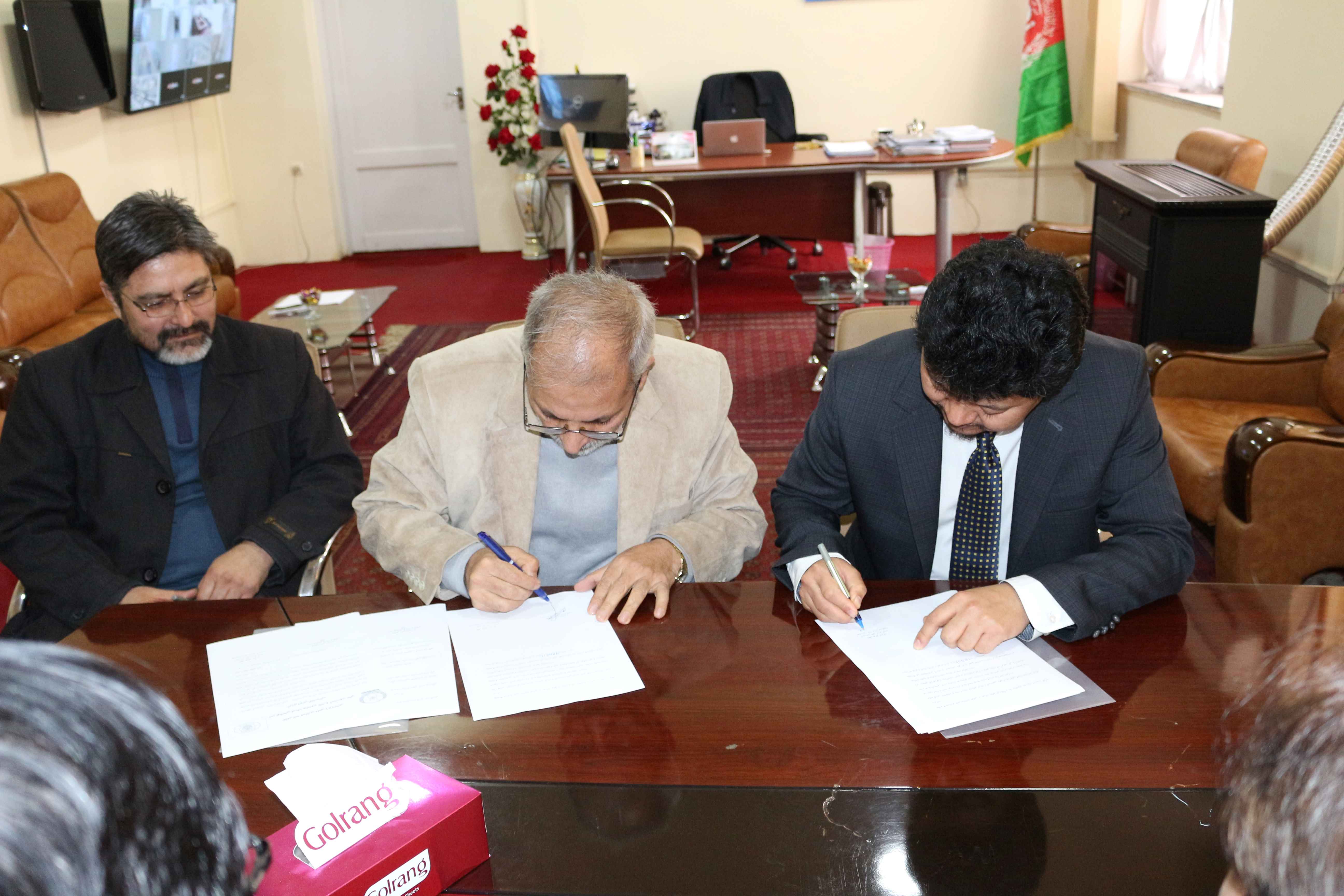 Signing memorandum of understanding on scientific and researches cooperation between Afghanistan Atomic Energy High Commission and Faculty of physics of Kabul University