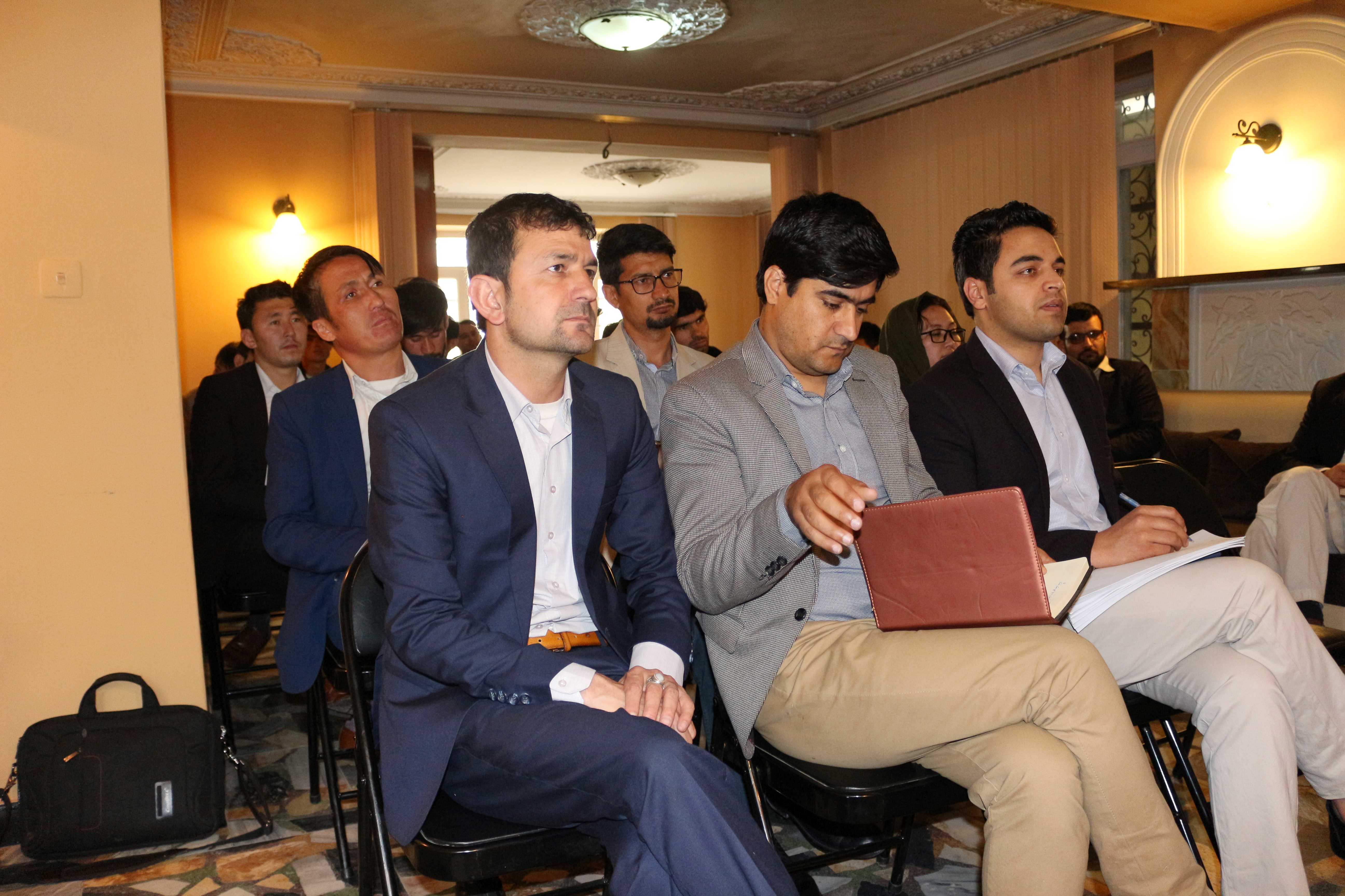 تصاویر از جریان سخنرانی دکتور طاهر شاران رئیس عمومی بورد اجرائیوی و تخصصی کمیسیون عالی انرژی اتمی در بیست و هفتمین "نشست علمی و تحلیلی هفته‌وار" در مرکز موسسه مطالعات حقوقی و سیاسی افغانستان