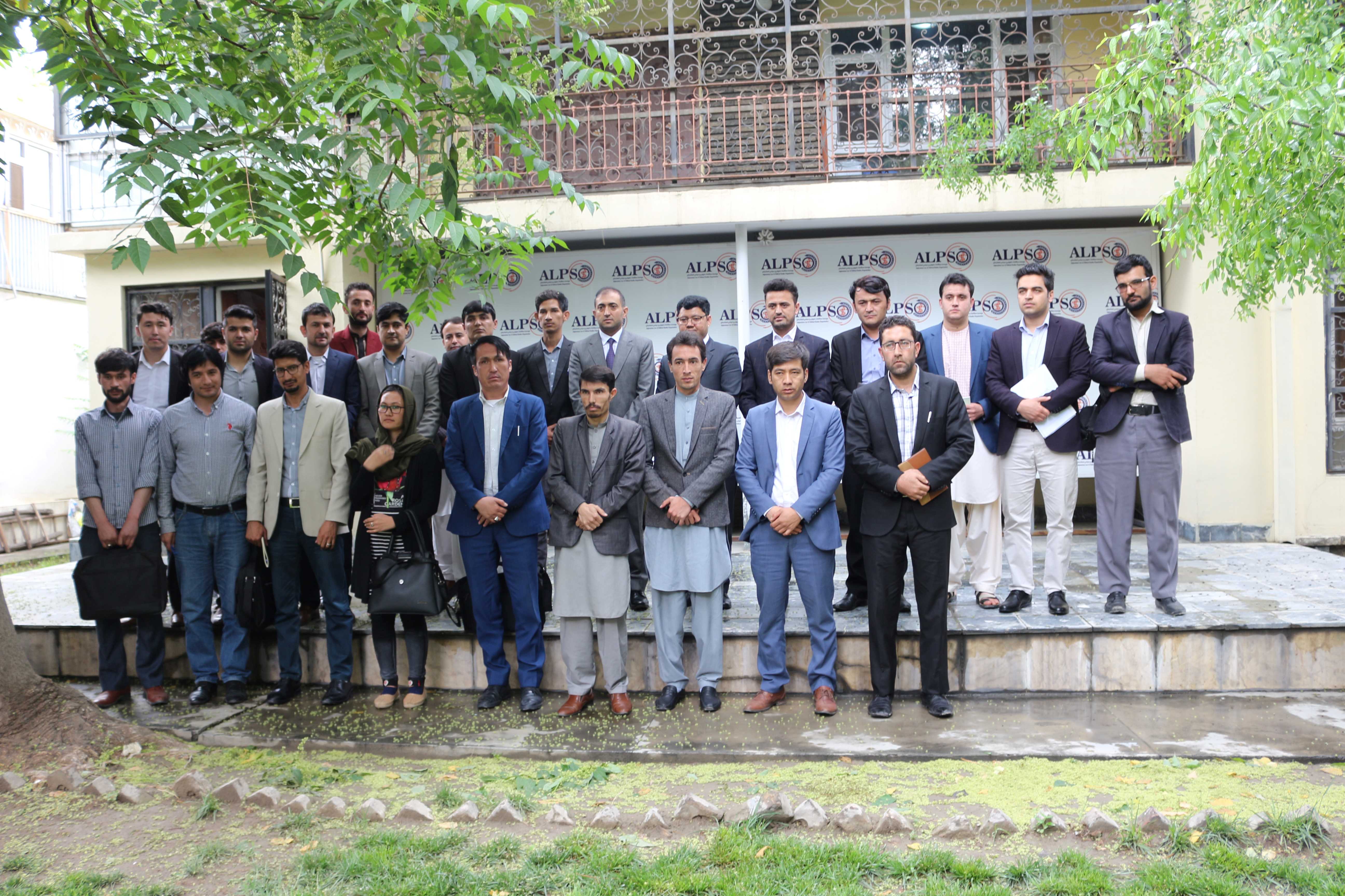 تصاویر از جریان سخنرانی دکتور طاهر شاران رئیس عمومی بورد اجرائیوی و تخصصی کمیسیون عالی انرژی اتمی در بیست و هفتمین "نشست علمی و تحلیلی هفته‌وار" در مرکز موسسه مطالعات حقوقی و سیاسی افغانستان
